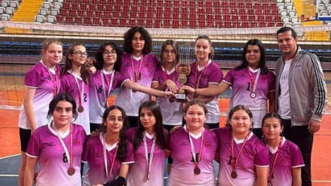 2023-24 Eğitim Öğretim Yılı okul sporları müsabakalarında Yıldız Kız Voleybol Takımımız İL ÜÇÜNCÜSÜ olmuştur. 